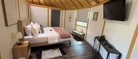 Tabla de planchar con plancha, wifi y ropa de cama