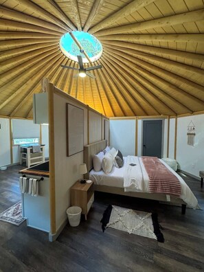 Iron/ironing board, travel cot, WiFi, bed sheets