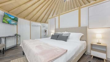 Een strijkplank/strijkijzer, reisbedje, wifi, beddengoed