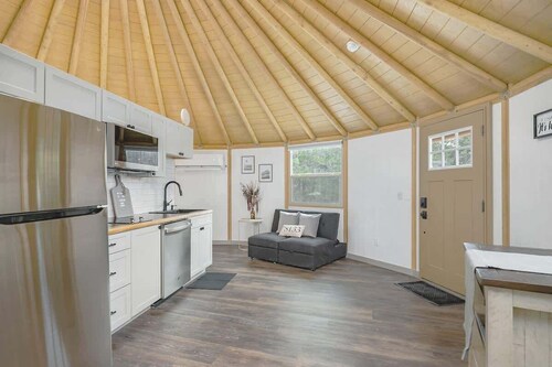 Cedar Yurt: Canyon Lake Luxury Cabin Getaway | Hot Tub