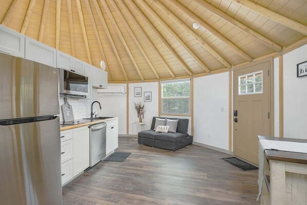 TV, offices - Harlow: Canyon Lake Luxury Yurt Getaway | Hot Tub (Canyon Lake)