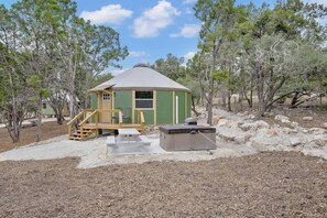 Outdoor spa tub - Harlow: Canyon Lake Luxury Yurt Getaway | Hot Tub (Canyon Lake)