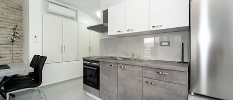 Fridge, oven, stovetop, coffee/tea maker