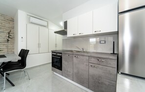 Fridge, oven, stovetop, coffee/tea maker