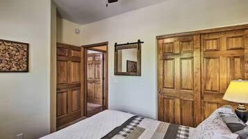 2 bedrooms, iron/ironing board, free WiFi, bed sheets