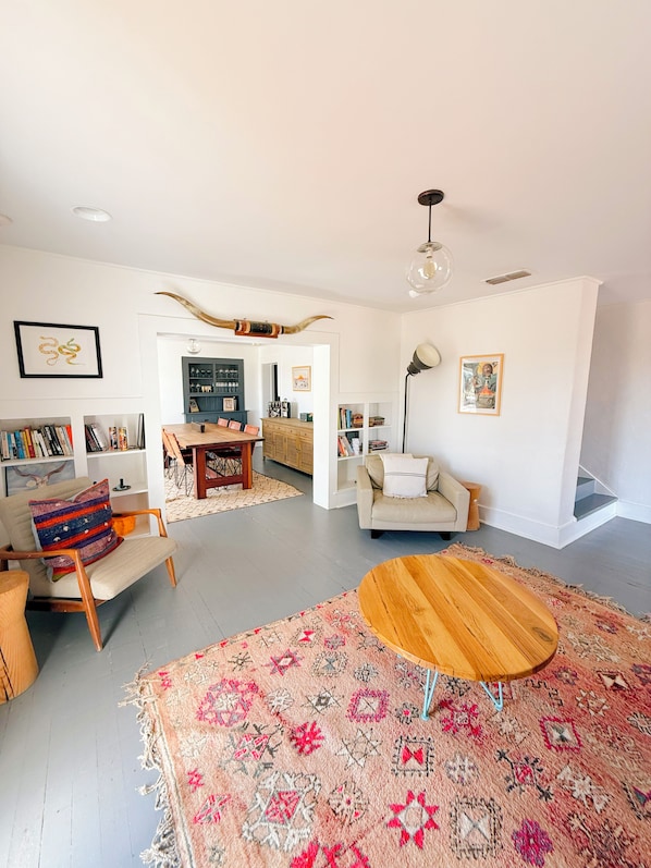 Smart TV, books, offices - Dickson Marfa House - Spacious 7-Bedroom Vacation Rental + Events (Marfa)