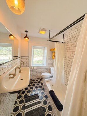Shower, hair dryer, towels, soap - Dickson Marfa House - Spacious 7-Bedroom Vacation Rental + Events (Marfa)