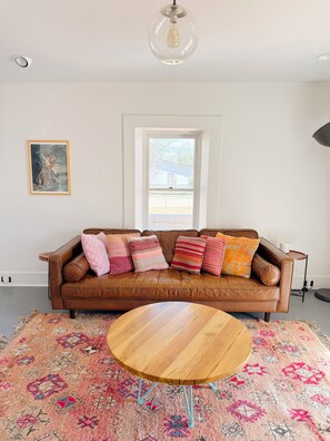 Älytelevisio, kirjoja, työhuone