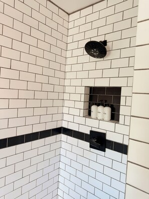 Shower, hair dryer, towels, soap - Dickson Marfa House - Spacious 7-Bedroom Vacation Rental + Events (Marfa)
