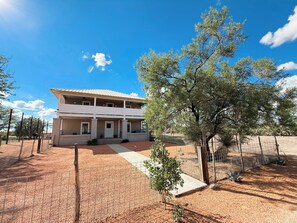 Exterior - Dickson Marfa House - Spacious 7-Bedroom Vacation Rental + Events (Marfa)