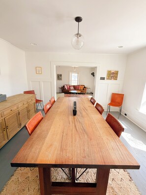 Dining - Dickson Marfa House - Spacious 7-Bedroom Vacation Rental + Events (Marfa)