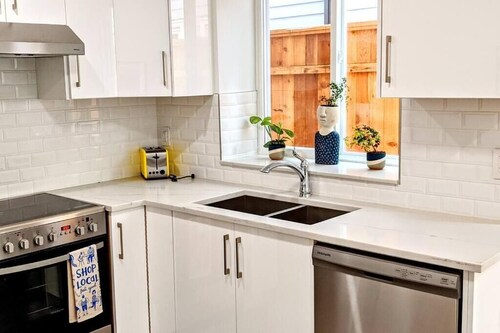 2 Bedroom Garden Apt. Free Parking. Quiet Family Area. 10 Minutes to Downtown
