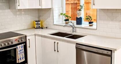 2 Bedroom Garden Apt. Free Parking. Quiet Family Area. 10 Minutes to Downtown