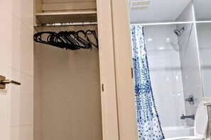 Secador de cabelo, toalhas de banho, sabonete, papel higiênico