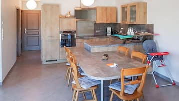 Frigorífic, forn, rentaplats i cafetera i tetera