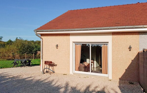Terrace/patio - Lovely home in La Chapelle-Saint-Sauv (La Chapelle-Saint-Sauv)