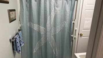 Hiustenkuivaaja, pyyhkeet, saippua, vessapaperi