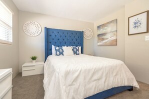 2 bedrooms, desk, WiFi, bed sheets