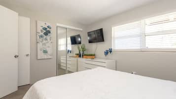 2 bedrooms, desk, WiFi, bed sheets