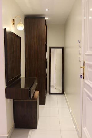 Hypo-allergenic bedding, memory foam beds, in-room safe, desk - Mid Downtown Hotel (Cairo)