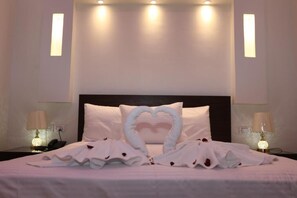 Deluxe Double Room, Balcony, City View | Hypo-allergenic bedding, memory foam beds, in-room safe, desk - Mid Downtown Hotel (Cairo)