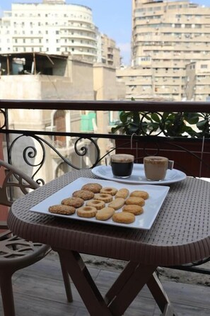 Hypo-allergenic bedding, memory foam beds, in-room safe, desk - Mid Downtown Hotel (Cairo)