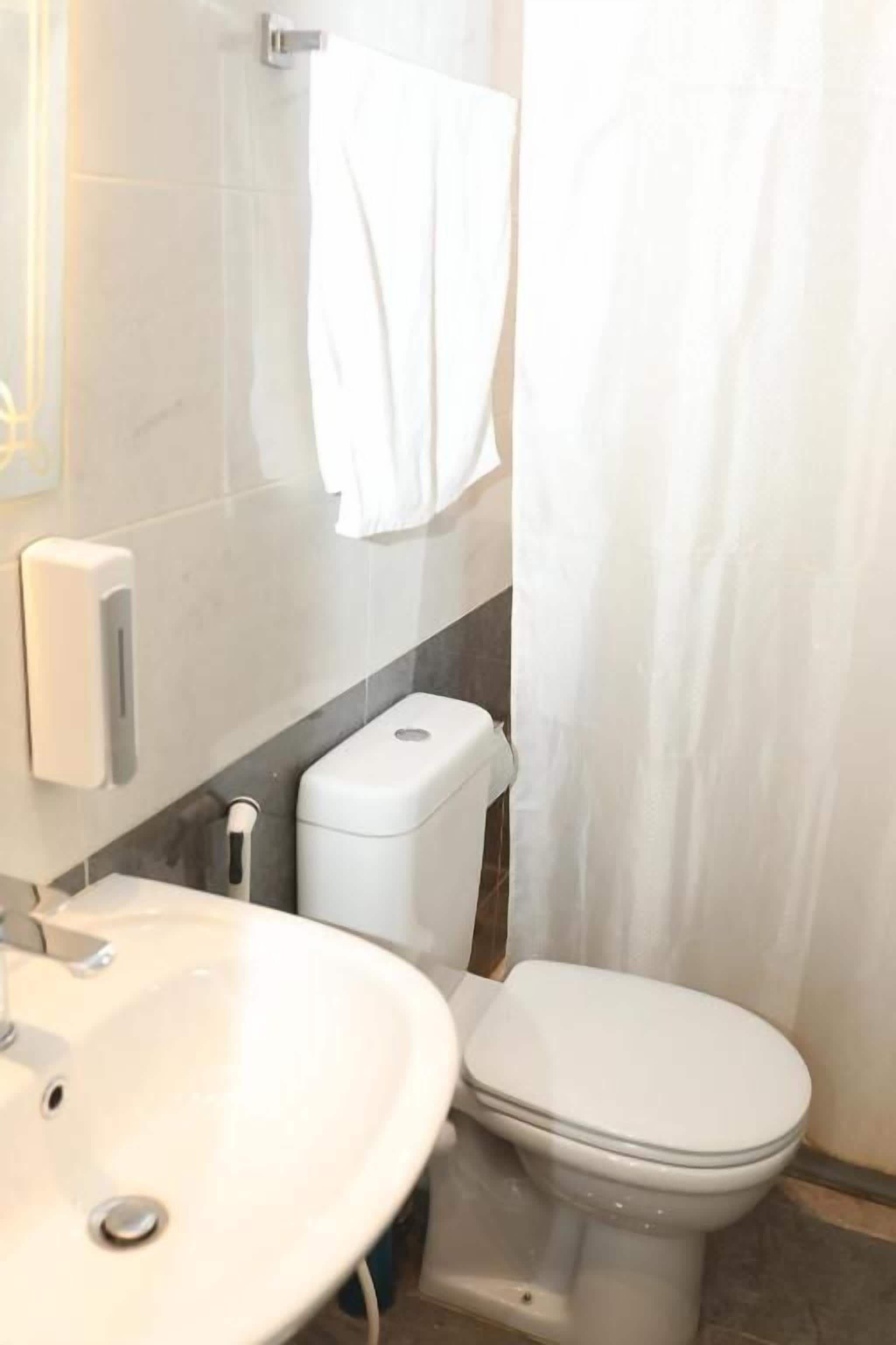 Vòi sen/bồn tắm kết hợp, máy sấy tóc, khăn tắm, xà phòng 