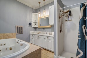 Shower, jetted bath, hair dryer, towels - Historic 3BR/3BA+Parking Jones St- Walk Everywhere! (Savannah)