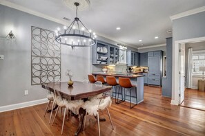 Dining - Historic 3BR/3BA+Parking Jones St- Walk Everywhere! (Savannah)