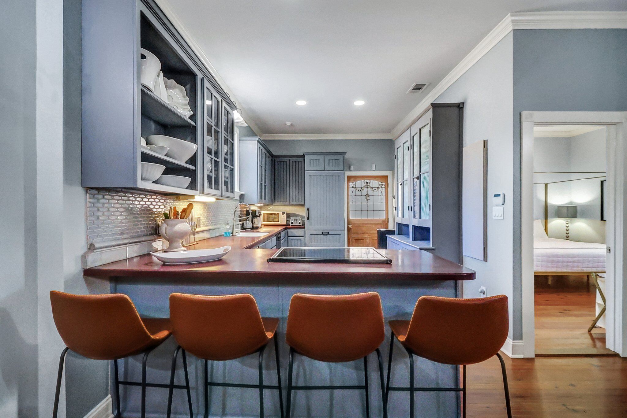 Jääkaappi, mikroaaltouuni, uuni, liesi