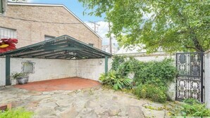 Property grounds - Cozy King Bedroom w/Bath in Historic Savannah (Savannah)