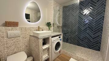 Douche, sĂšche-cheveux, serviettes fournies, savon