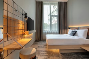 Room, 1 Queen Bed | Desk, laptop workspace, blackout drapes, free cribs/infant beds - Moxy Hamburg - Finkenwerder (Hamburg)