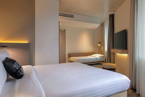 Family Room, 1 Double Bed | Desk, laptop workspace, blackout curtains, free cots/infant beds - Moxy Hamburg - Finkenwerder (Hamburg)