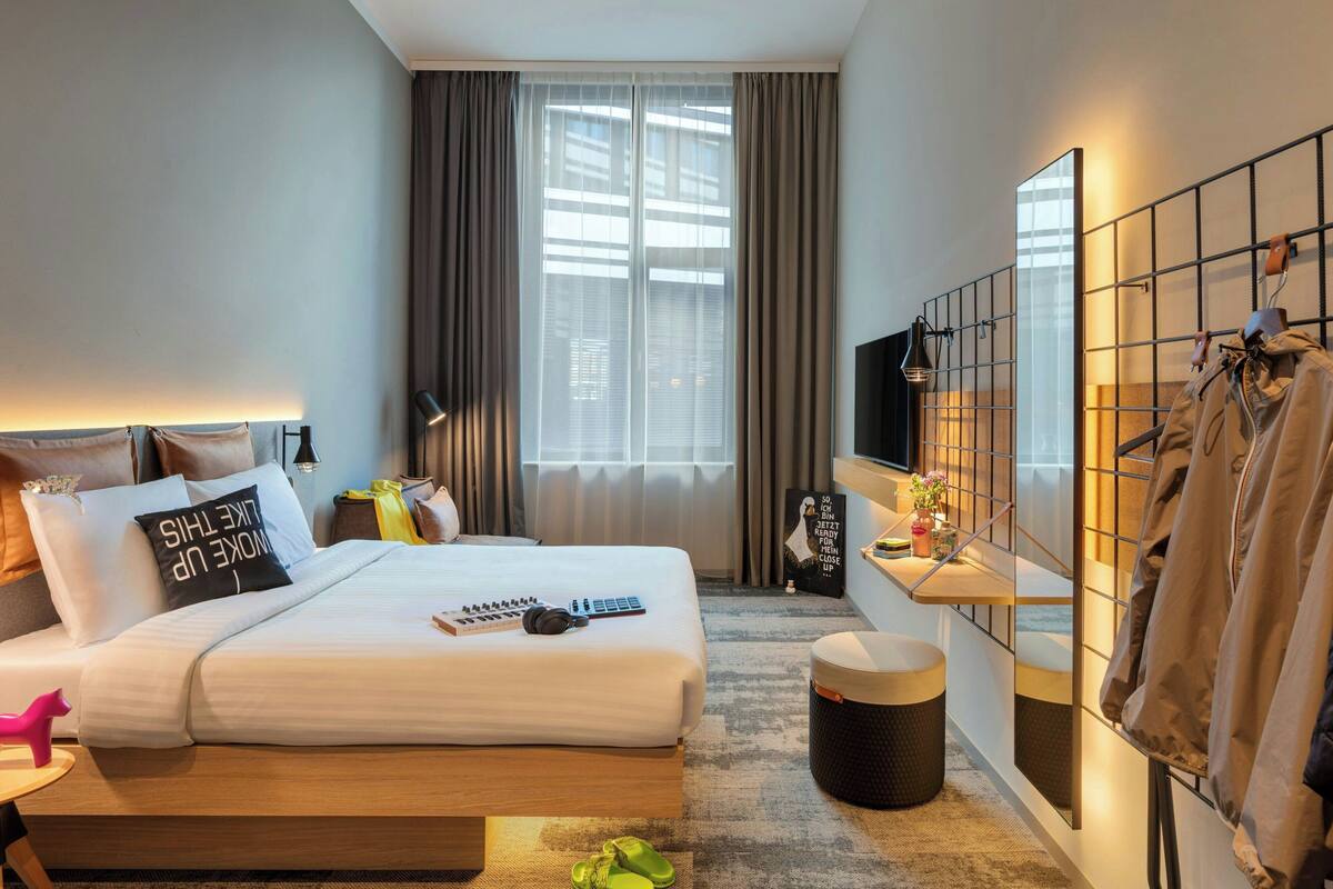 Habitación, 1 cama de matrimonio | Escritorio, espacio para trabajar con un portátil, cortinas opacas