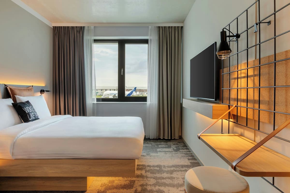 Habitación, 1 cama de matrimonio | Escritorio, espacio para trabajar con un portátil, cortinas opacas