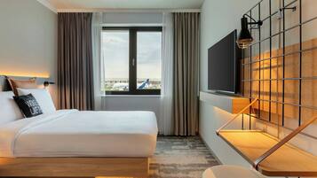 Phòng, 1 giường cỡ queen | Bàn, khu vực làm việc phù hợp cho laptop, màn/rèm cản sáng