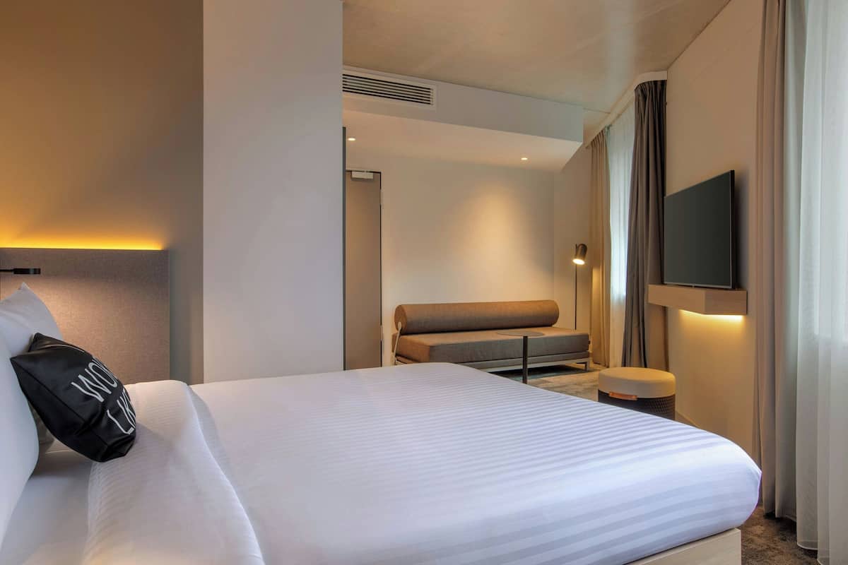 Chambre familiale, 1 grand lit et 1 canapé-lit, non-fumeur | Bureau, espace de travail pour ordinateurs portables