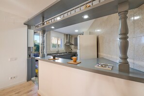 Réfrigérateur, micro-ondes, four, lave-vaisselle