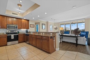 Private kitchen - Beautiful 3 bedroom condo with gorgeous sunsets and views of the Intercoastal. (Pensacola)