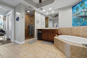 Jetted bath, hair dryer, towels, soap - Beautiful 3 bedroom condo with gorgeous sunsets and views of the Intercoastal. (Pensacola)