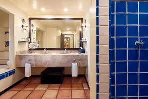 Dusche, Haartrockner, Seife, Toilettenpapier