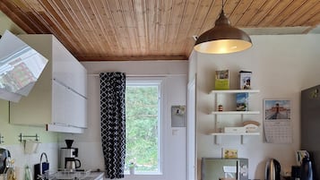 KylskÄp, spishÀll och kaffe- och tebryggare