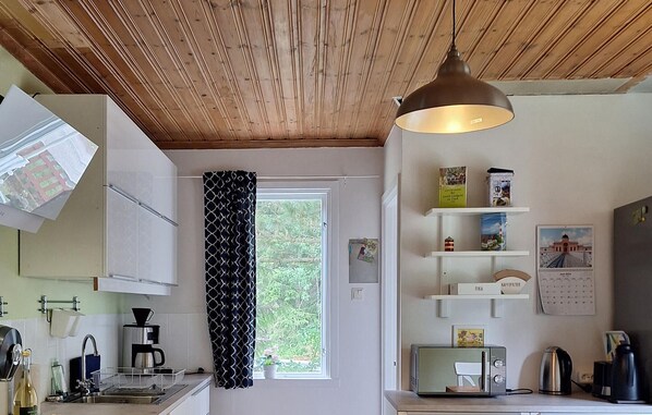 Réfrigérateur, plaque de cuisson, cafetière/bouilloire