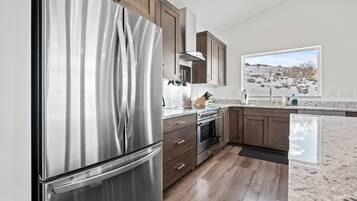 雪櫃、微波爐、焗爐、爐具