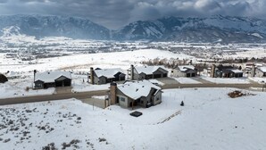 Un barrio residencial cubierto de nieve con casas y una calle.