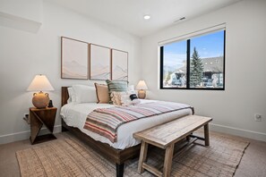 2 Schlafzimmer, Schreibtisch, Bügeleisen/Bügelbrett, Reisekinderbett