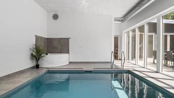 Indendørs pool