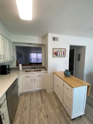 Microwave, oven, stovetop, dishwasher - Charming 2bedroom condo on the canal a dock available. In beautiful Gulf Shores! (Gulf Shores)