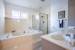 Shower, jetted tub, hair dryer, towels - 4BR Group Retreat w/ Golf Green, Poker & Fire Pit (San Diego)